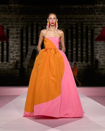 كارولينا هيريرا تلتقي بالغروب المكسيكي في مجموعة ريزورت 2025 والنتيجة تصاميم فريدة من نوعها